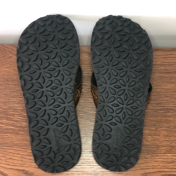 Collection by Clark’s flip flops size 7 sandals - Picture 2 of 3